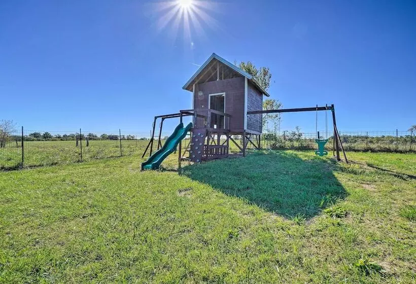 Monett Family Ranch Home W/ Fireplace & Huge Deck!