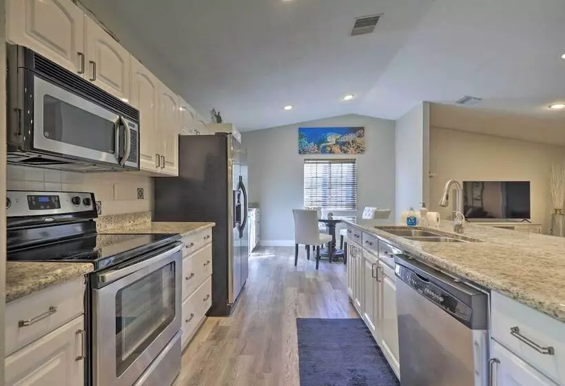 Near Beaches & Dining: Palm Harbor Gem W/ Pool