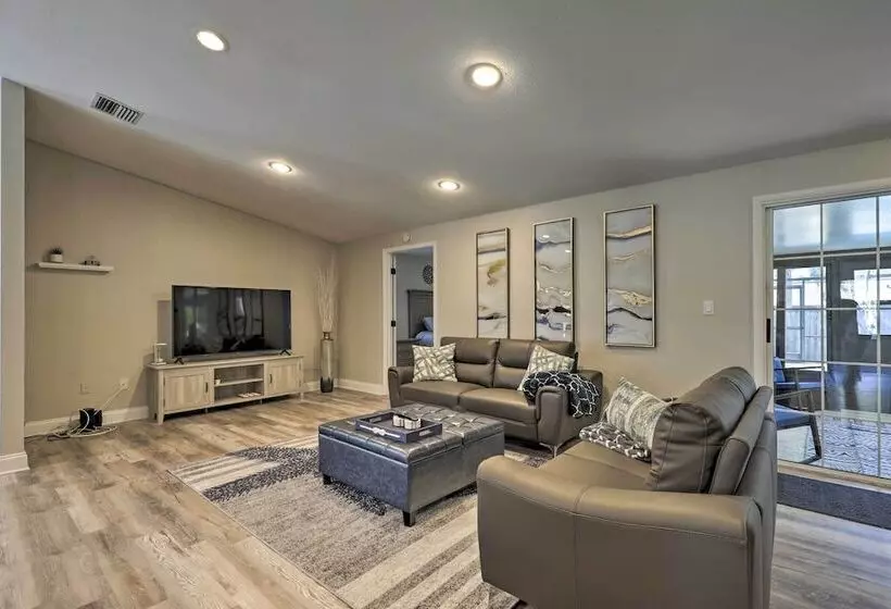 Near Beaches & Dining: Palm Harbor Gem W/ Pool