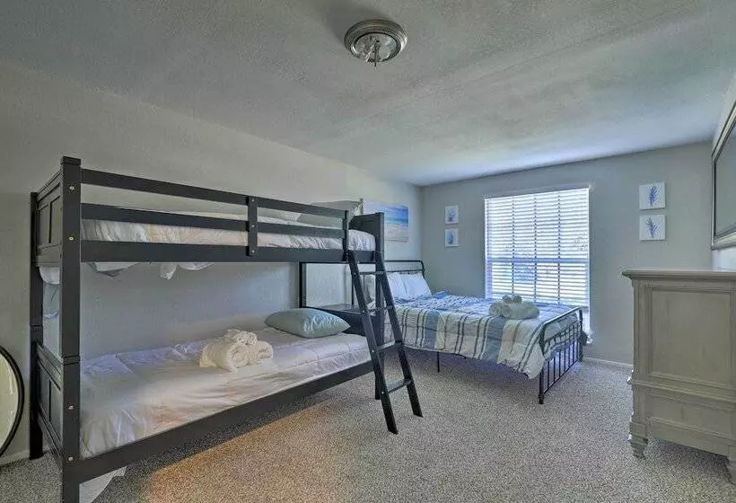 Near Beaches & Dining: Palm Harbor Gem W/ Pool