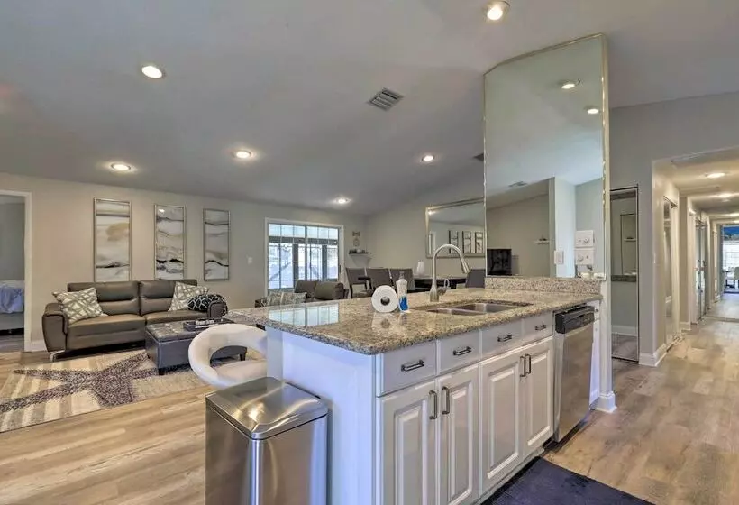 Near Beaches & Dining: Palm Harbor Gem W/ Pool