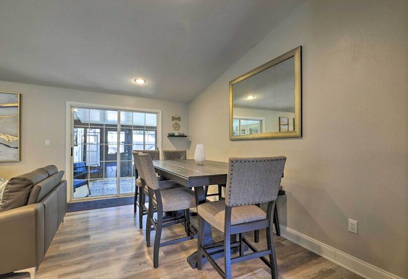 Near Beaches & Dining: Palm Harbor Gem W/ Pool