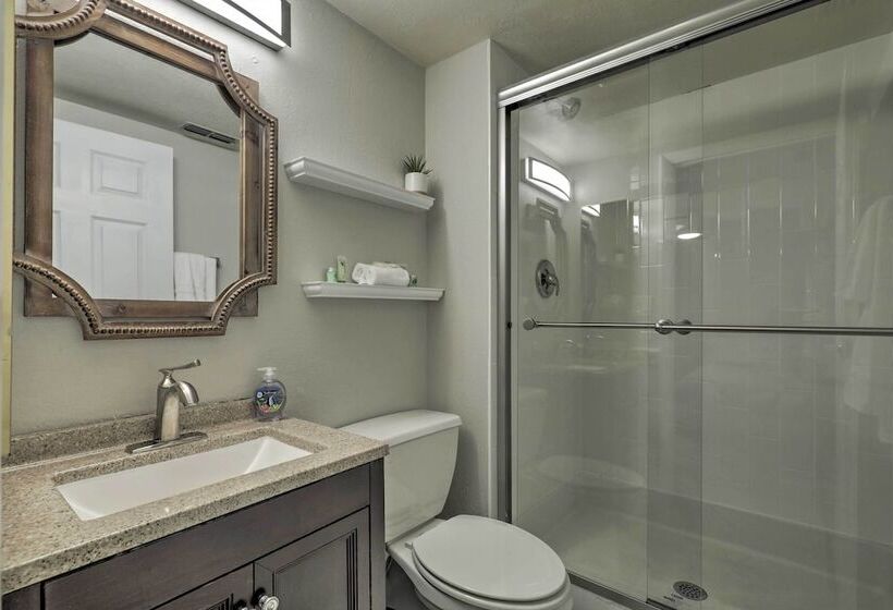 Near Beaches & Dining: Palm Harbor Gem W/ Pool