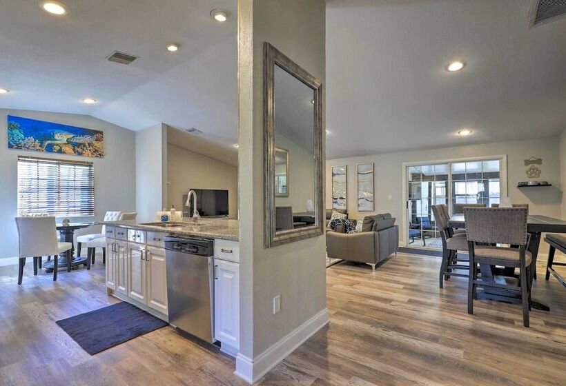 Near Beaches & Dining: Palm Harbor Gem W/ Pool