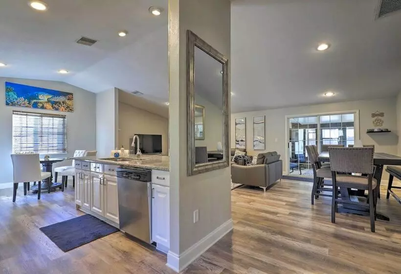 Near Beaches & Dining: Palm Harbor Gem W/ Pool