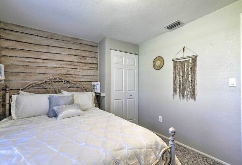 Near Beaches & Dining: Palm Harbor Gem W/ Pool