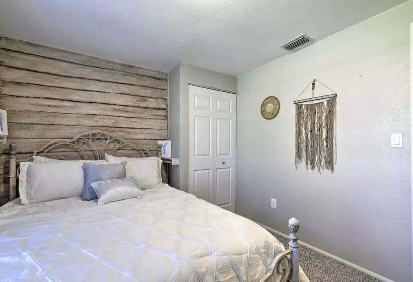 Near Beaches & Dining: Palm Harbor Gem W/ Pool