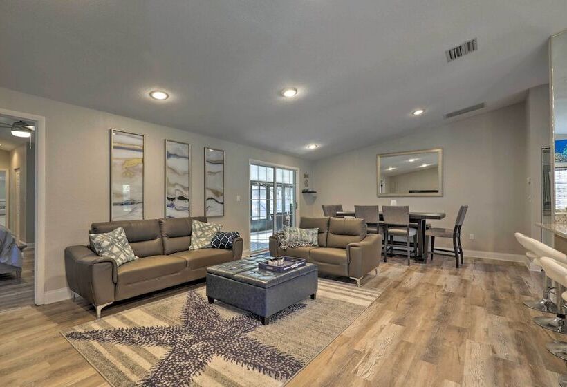 Near Beaches & Dining: Palm Harbor Gem W/ Pool