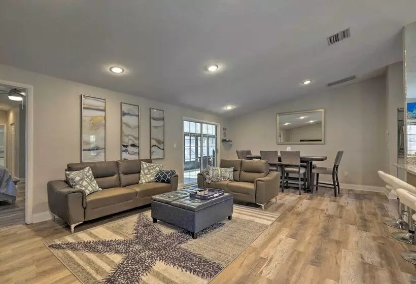 Near Beaches & Dining: Palm Harbor Gem W/ Pool