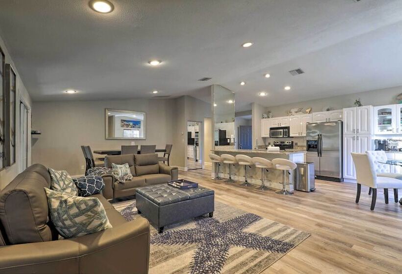 Near Beaches & Dining: Palm Harbor Gem W/ Pool