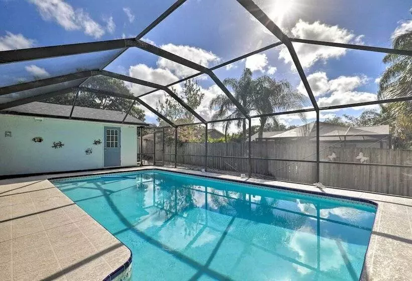 Near Beaches & Dining: Palm Harbor Gem W/ Pool