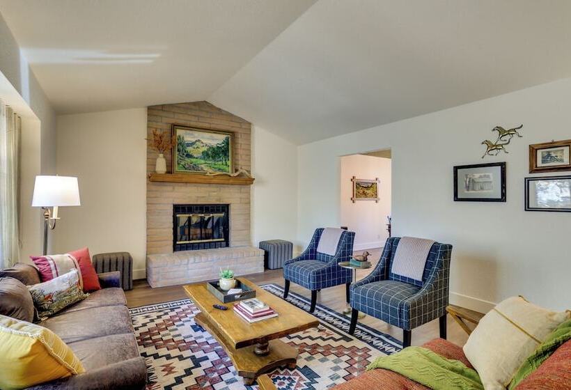 Pet Friendly Escape W/ Game Room & Fire Pit!