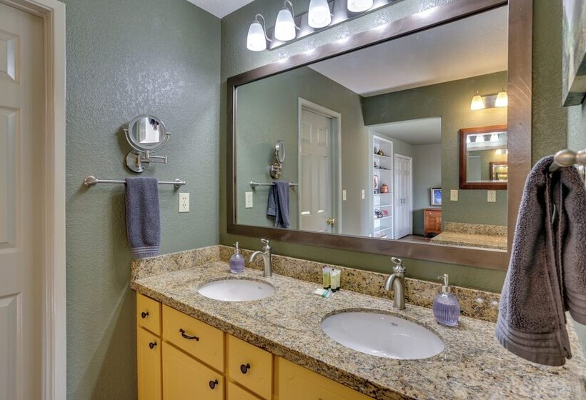 Pet Friendly Escape W/ Game Room & Fire Pit!