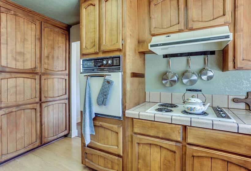 Pet Friendly Escape W/ Game Room & Fire Pit!