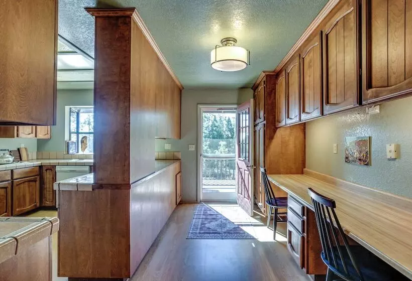 Pet Friendly Escape W/ Game Room & Fire Pit!