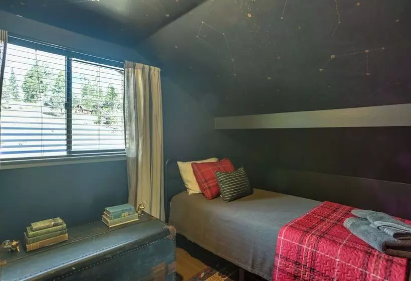 Pet Friendly Escape W/ Game Room & Fire Pit!