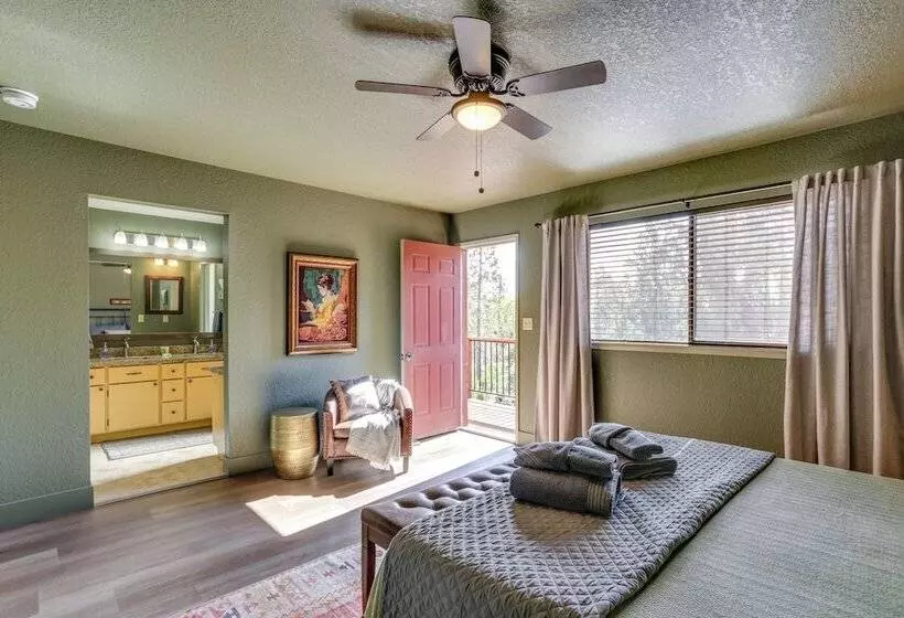 Pet Friendly Escape W/ Game Room & Fire Pit!