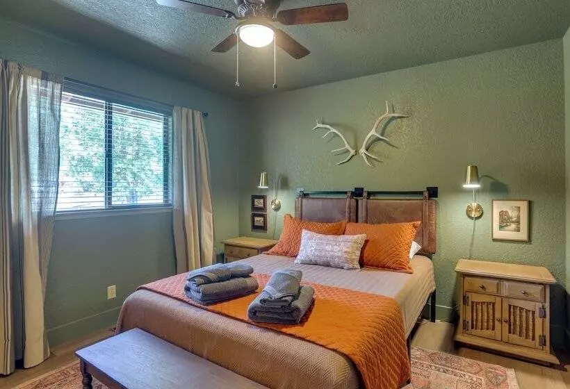 Pet Friendly Escape W/ Game Room & Fire Pit!