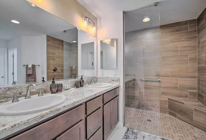 Lanai & Resort Amenities: The Villages Getaway