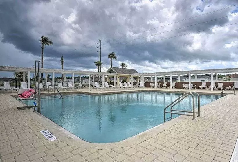 Lanai & Resort Amenities: The Villages Getaway