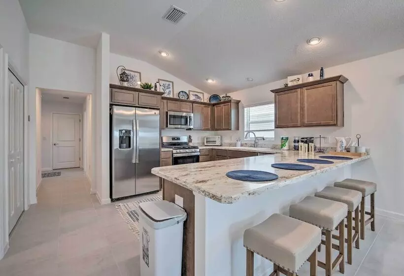 Lanai & Resort Amenities: The Villages Getaway