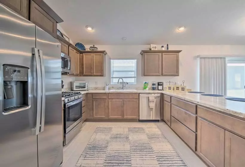 Lanai & Resort Amenities: The Villages Getaway