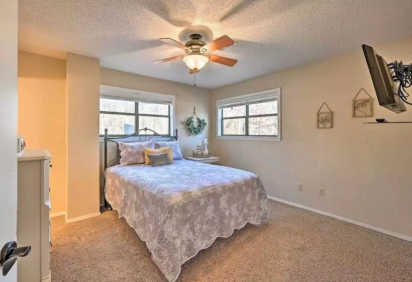 Pet Friendly  Shady Oaks  Broken Bow Gem W/ Patio!