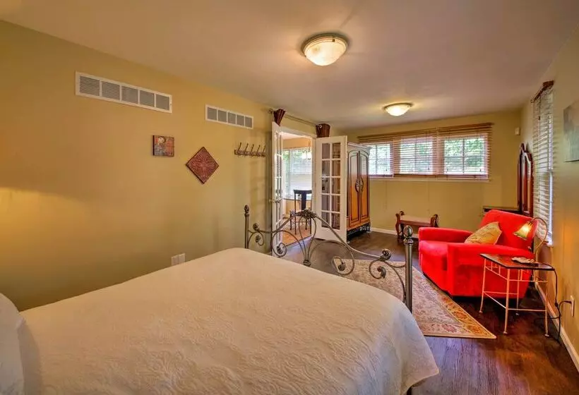 Quiet St Charles Cottage W/ Patio & 4 Acres