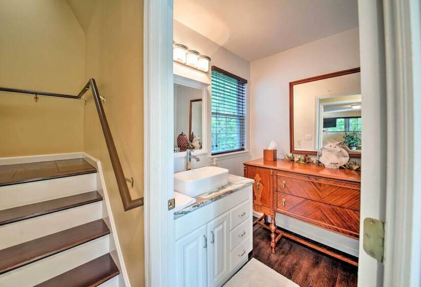 Quiet St Charles Cottage W/ Patio & 4 Acres