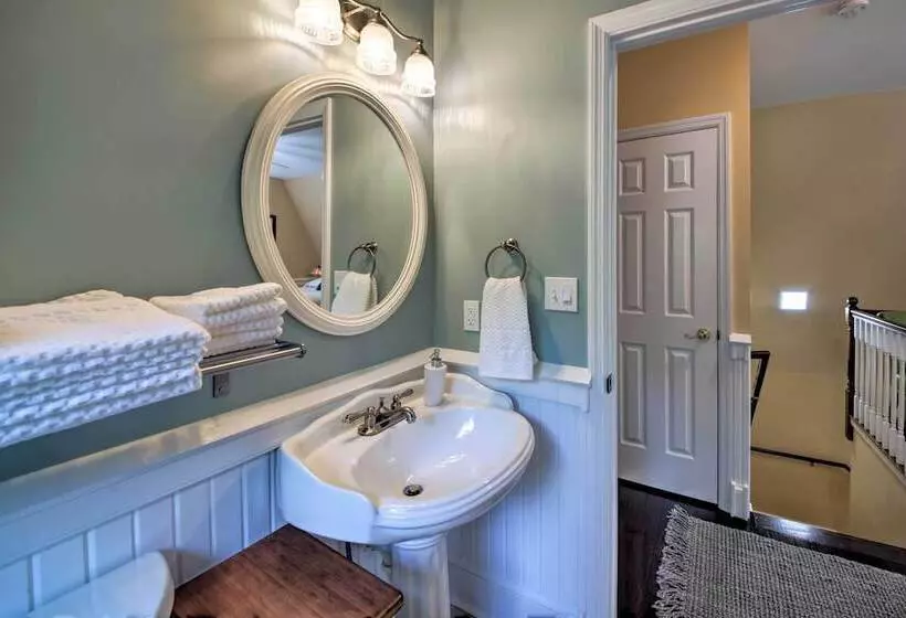 Quiet St Charles Cottage W/ Patio & 4 Acres