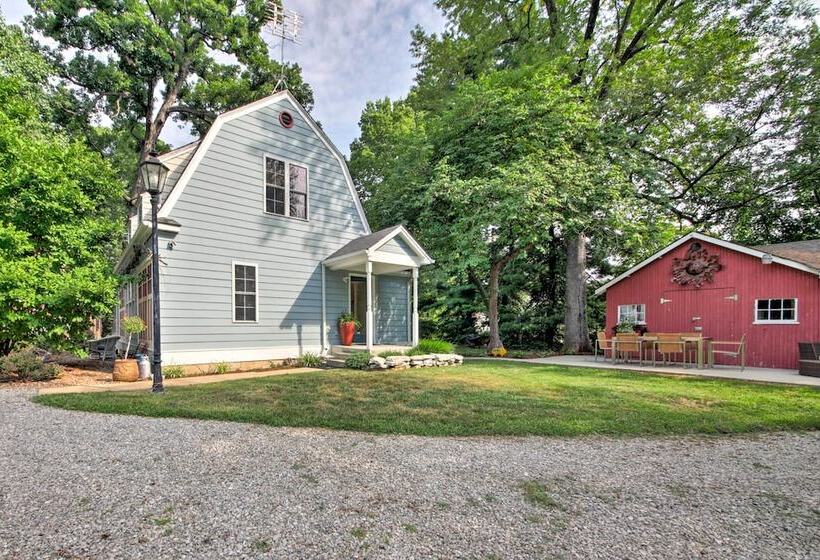 Quiet St Charles Cottage W/ Patio & 4 Acres