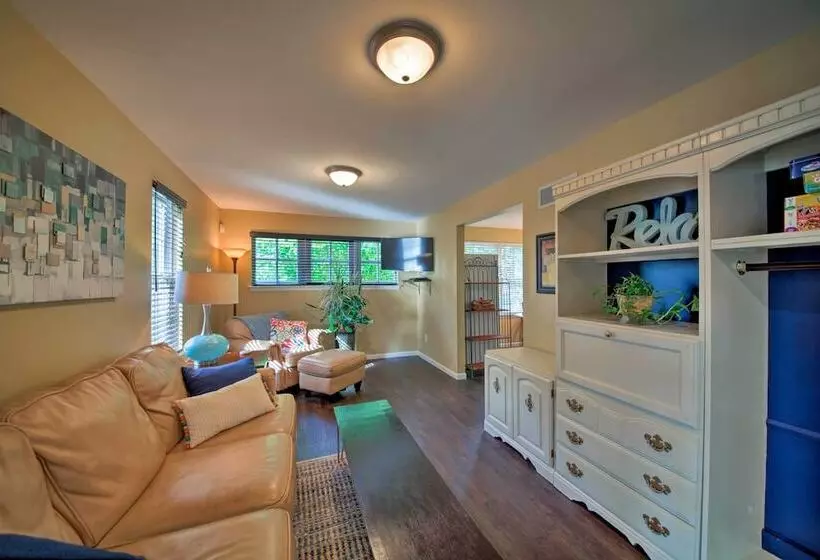 Quiet St Charles Cottage W/ Patio & 4 Acres