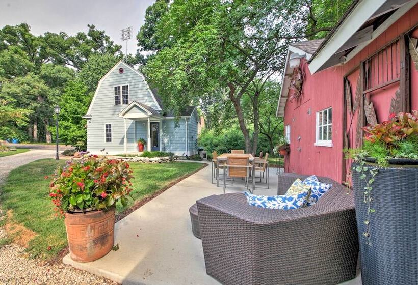 Quiet St Charles Cottage W/ Patio & 4 Acres