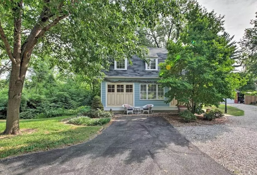 Quiet St Charles Cottage W/ Patio & 4 Acres