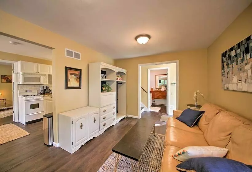 Quiet St Charles Cottage W/ Patio & 4 Acres