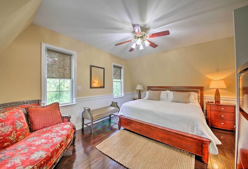 Quiet St Charles Cottage W/ Patio & 4 Acres