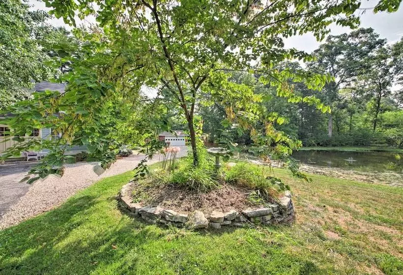 Quiet St Charles Cottage W/ Patio & 4 Acres