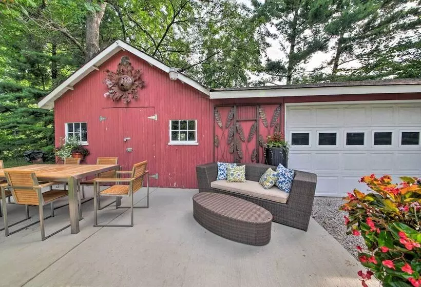 Quiet St Charles Cottage W/ Patio & 4 Acres