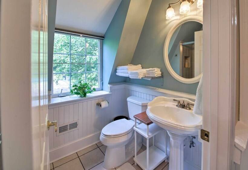 Quiet St Charles Cottage W/ Patio & 4 Acres