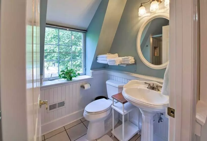 Quiet St Charles Cottage W/ Patio & 4 Acres