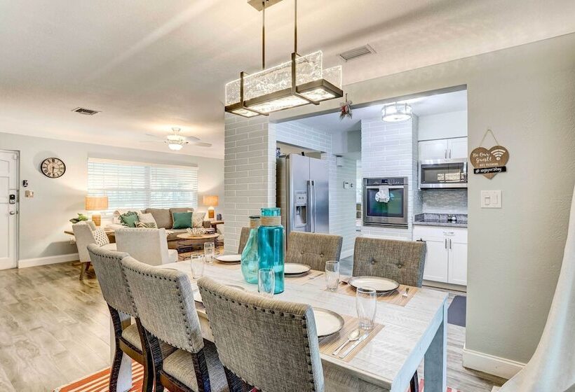 Remodeled St Petersburg Retreat W/ Hot Tub!