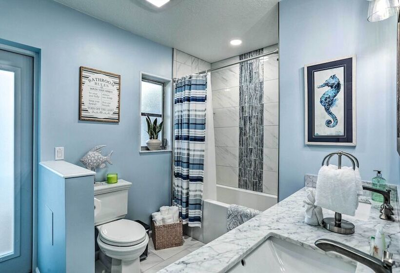 Remodeled St Petersburg Retreat W/ Hot Tub!