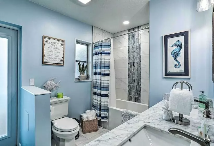 Remodeled St Petersburg Retreat W/ Hot Tub!