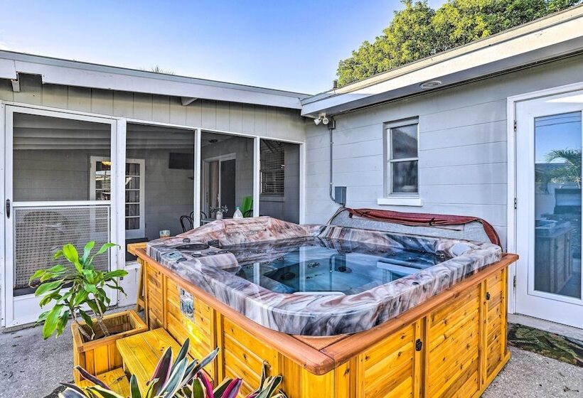 Remodeled St Petersburg Retreat W/ Hot Tub!