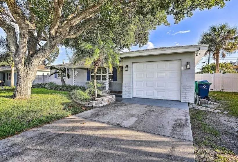 Remodeled St Petersburg Retreat W/ Hot Tub!