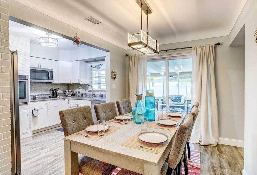 Remodeled St Petersburg Retreat W/ Hot Tub!
