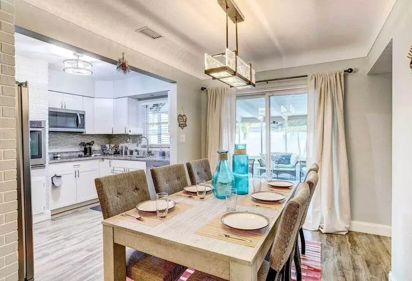 Remodeled St Petersburg Retreat W/ Hot Tub!