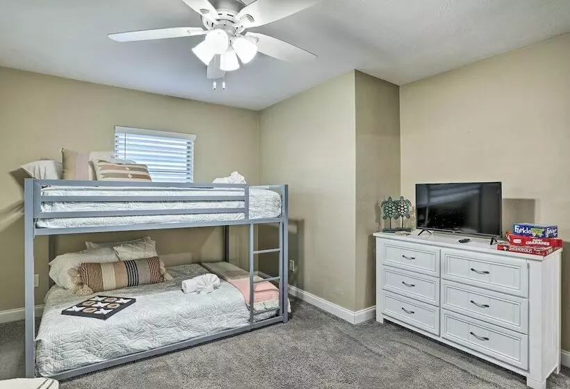 Remodeled St Petersburg Retreat W/ Hot Tub!