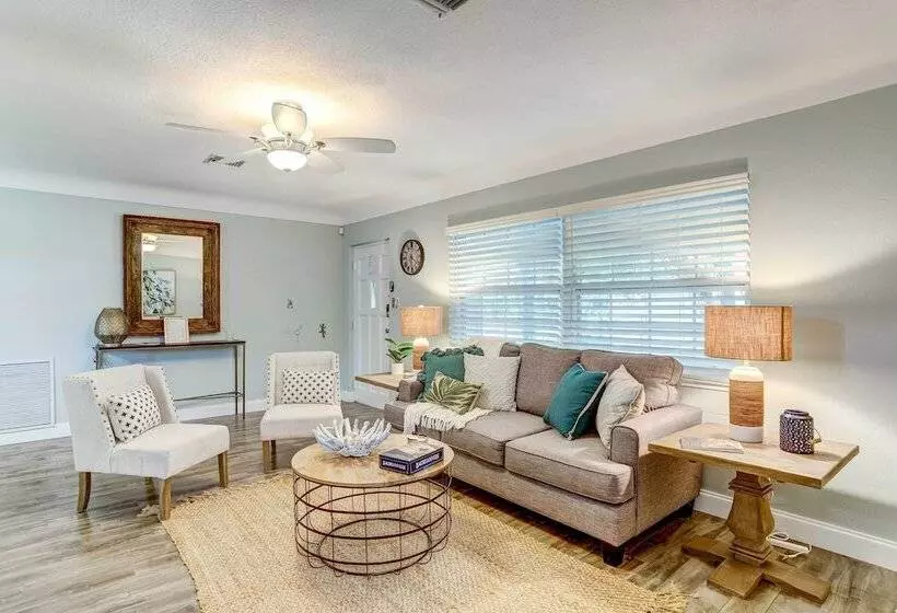 Remodeled St Petersburg Retreat W/ Hot Tub!