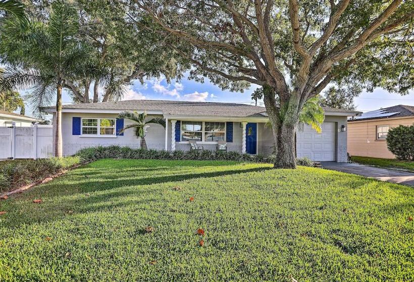Remodeled St Petersburg Retreat W/ Hot Tub!